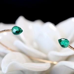NOUVEAUTÉ Manchette fine en goutte d&#39;eau émeraude | Cadeau d&#39;anniversaire de mai avec pierre de naissance 14 carats ou en argent sterling | Bracelet jonc double émeraude pour elle