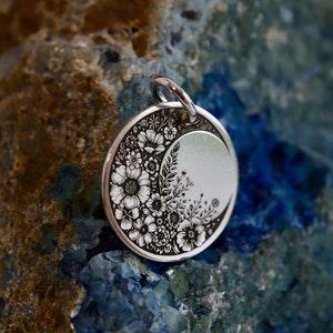Wildblumen Halbmond Charm Anhänger (16 mm) – personalisierte Rückengravur – 14k Gold Filled oder Sterling Silber