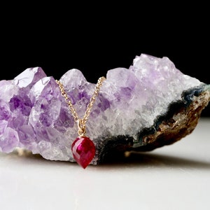 Collar pequeño de rubí en forma de lágrima invertida / Joyería de piedra natal de julio en oro laminado de 14 quilates o plata de ley / Collar con colgante de rubí, regalo para ella