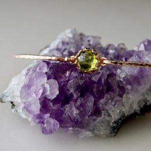 Bransoletka Peridot Royal Skinny | Delikatny prezent z okazji sierpnia, wykonany ze złota 14-karatowego lub srebra próby 925 | Delikatna biżuteria z peridotem, prezent urodzinowy