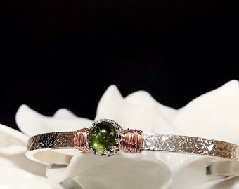 August Birthstone Peridot Cuff Bracelet / Lab Grown Peridot Engraved Cuff for Mom / 14k Gold Filled Peridot Gift for Wife, Mother