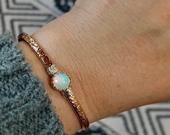 Brazalete Art Déco de ópalo natural - Plata de ley y/o oro laminado de 14k - Joyería con piedra natal de octubre