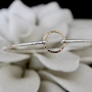Bracciale rigido Karma Circle / Anello dell'amicizia in metalli misti / Gioielli in argento sterling placcato oro 14 carati, regalo per lei