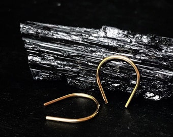 Hufeisen Halbe Creolen | Geschwungene Bar Grundfarbe Ohrringe Geschenk für Sie | Minimalistischer Unisex Schmuck | 14Kt Gold Filled zierliche Creolen