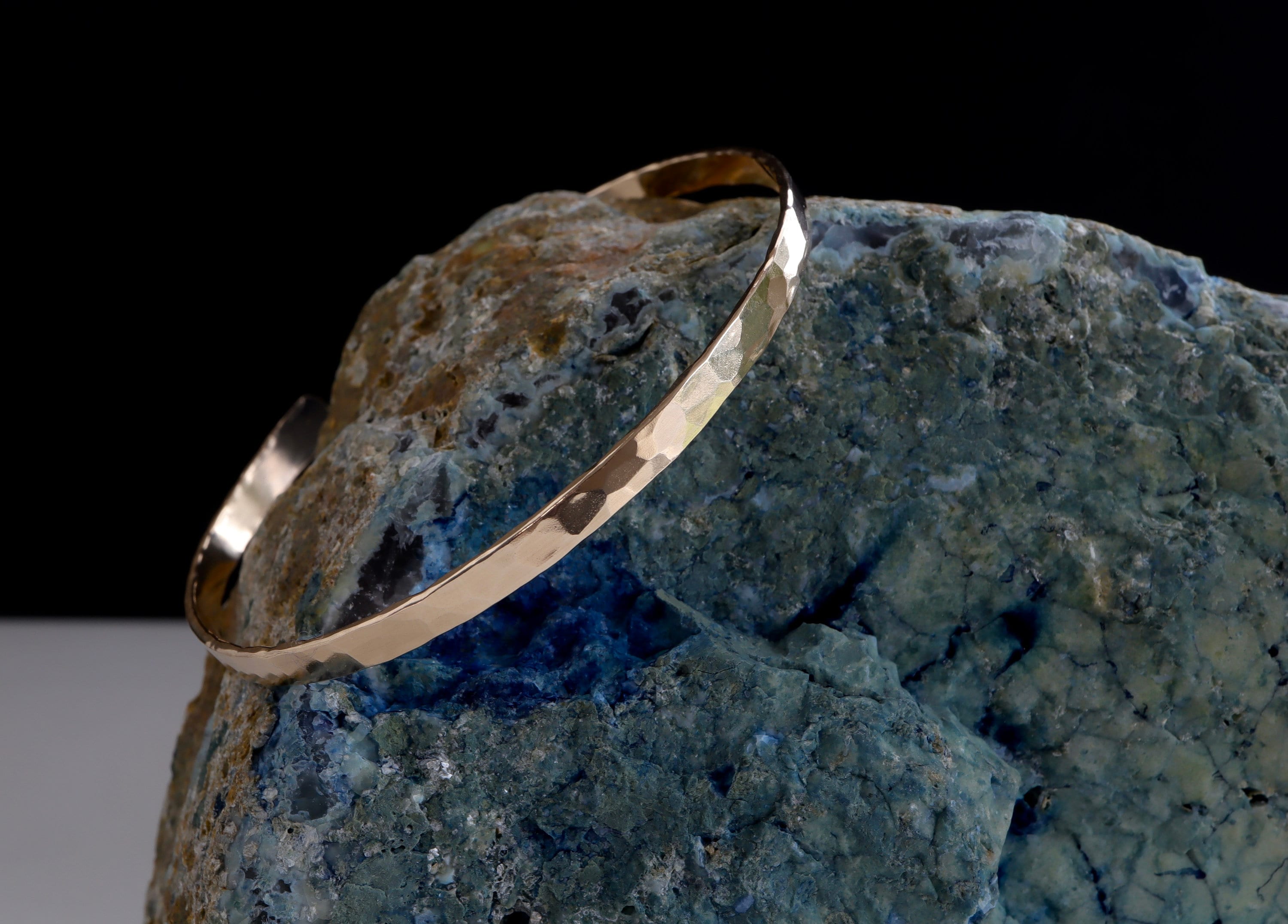 4 mm flacher gehämmerter Armreif oder Manschettenarmband | 14Kt Gold Filled oder Sterling Silber Armband | Hochzeitsgeschenk für Sie und Ihn
