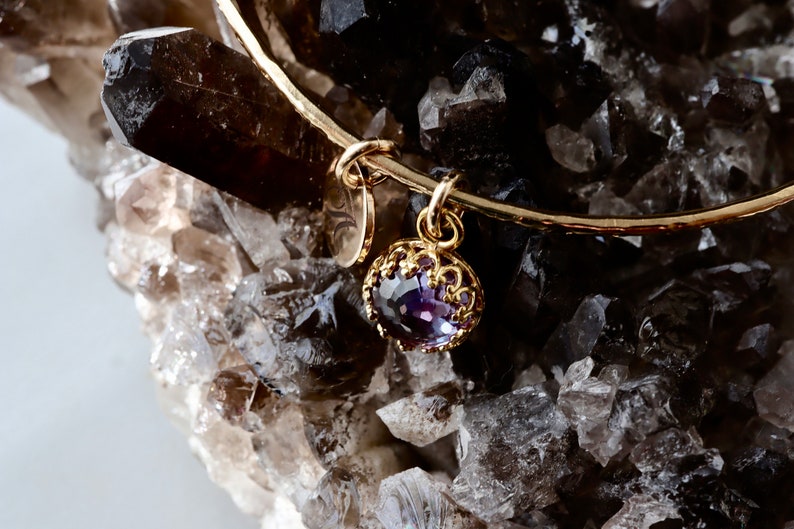 Bracelet-jonc royal en alexandrite 3 Ct Cadeau personnalisé avec pierre de naissance de juin pour maman, femme, soeur Bracelet de pierres précieuses violet Cadeau rempli d'or 14 carats image 3