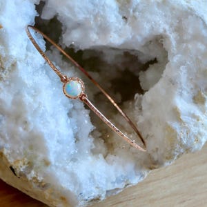 Brazalete delgado Royal de ópalo natural - Pulsera con la piedra natal de octubre
