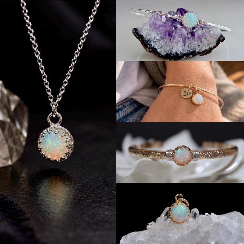 Puede incluir: Una colecci&oacute;n de joyas con &oacute;palos redondos engastados en metal plateado y dorado. El conjunto incluye un collar con colgante, un brazalete plateado sobre una amatista, una pulsera dorada con dijes y un brazalete dorado.