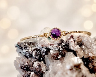 Brazalete Real de Amatista Natural - Pulsera de piedra natal de febrero en plata de ley o chapada en oro de 14 quilates.