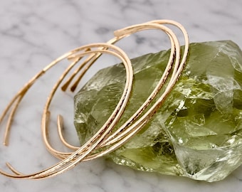 De Open Bangle - Stapelarmband van 14k geel- en roségoud verguld sterling zilver met gehamerd oppervlak