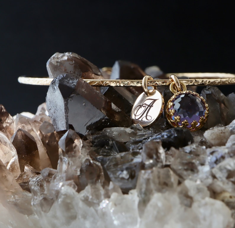 Bracelet-jonc royal en alexandrite 3 Ct Cadeau personnalisé avec pierre de naissance de juin pour maman, femme, soeur Bracelet de pierres précieuses violet Cadeau rempli d'or 14 carats image 1