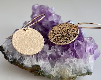 Pendientes de disco relucientes, Pendientes modernos hechos a mano con disco de 16 mm de oro de 14 quilates o plata de ley texturizados, Regalo para ella, Joyería minimalista