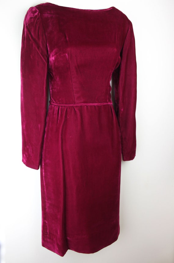 1950s 1960s  Rich Berry Velvet Sheath Dress SM | … - image 3