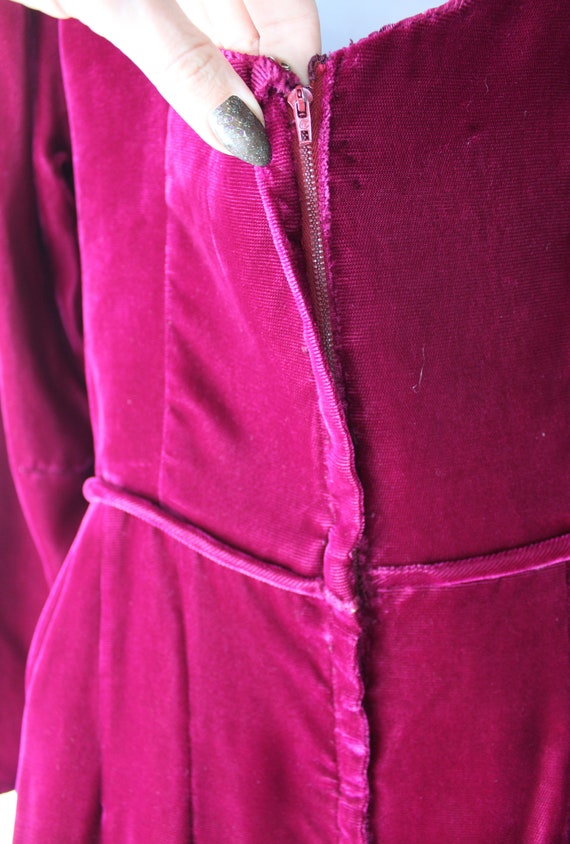 1950s 1960s  Rich Berry Velvet Sheath Dress SM | … - image 7