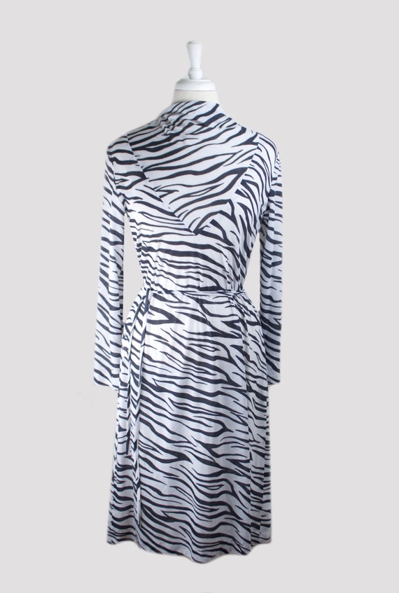 Vintage 1970s 70s Cotton Jersey Siberian Tiger Print Dress w/ Tie Waist | 40" Bust