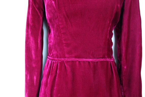 1950s 1960s  Rich Berry Velvet Sheath Dress SM | … - image 6
