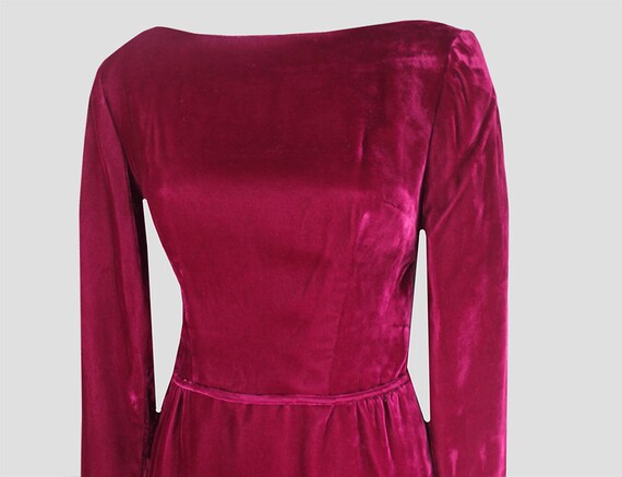 1950s 1960s  Rich Berry Velvet Sheath Dress SM | … - image 5