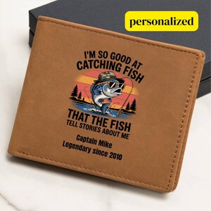 Cartera de pesca divertida, los peces cuentan historias sobre mí, cartera de cuero para papá pescador, regalo de cumpleaños de pescador, regalo personalizado con nombre para amantes de las actividades al aire libre.