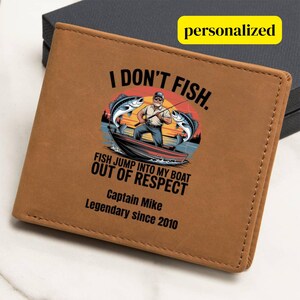 Cartera de pesca divertida, "Los peces saltan a mi bote", cartera de cuero para papá pescador, regalo de cumpleaños de pescador, regalo personalizado para amantes de las actividades al aire libre.