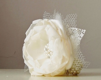 Ivory Wrist Corsage / Wrist Corsage / Flower Corsage / Wedding Corsage / Prom Corsage / Pearl Bracelet