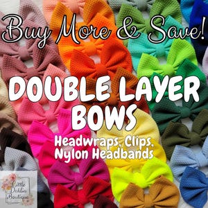 Könnte beinhalten: Eine Auswahl an doppellagigen Schleifen in verschiedenen Farben, darunter Pink, Grün, Blau, Gelb und Orange. Die Schleifen bestehen aus einem weichen, strukturierten Stoff und sind perfekt, um jedem Outfit einen Hauch von Stil zu verleihen. Der Text "Buy More & Save!" und "DOUBLE LAYER BOWS" wird oben im Bild angezeigt. Der Text "Headwraps, Clips, Nylon Headbands" wird unten im Bild angezeigt.