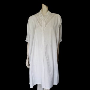 Robe blanche ancienne, années 1920 avec broderie anglaise - M