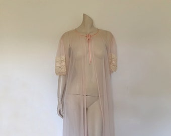 1960 Sheer Peach Peignoir, Robe, con mangas de encaje hinchadas - L