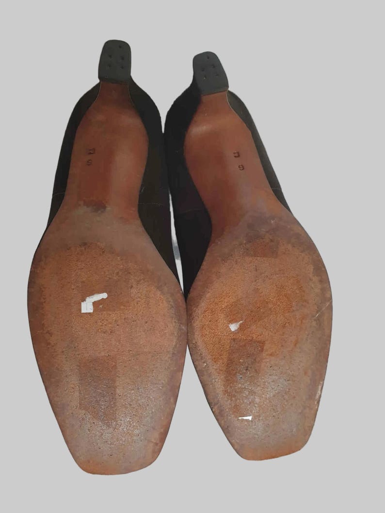 Vintage Vintage Chocolate brown suede pumps have squared off toes and large faux tortoiseshell (plastic) buckle trim. Mid height heels. Leather half lining, insoles and soles. Brand is Siranna by Westbrook - 1960s. Size Au/US 6C.  soles