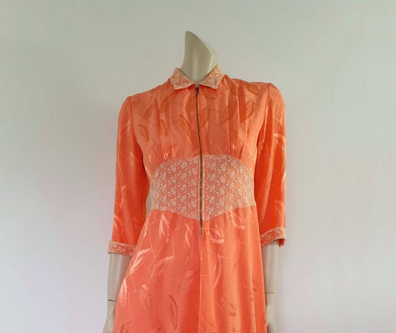 1940s Peach Damask Zip Front House Coat or Robe -… - image 1