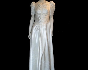 Vestido de noiva em cetim damasco com mangas bufantes - Busto 86 cm