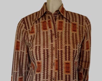 Brun blus med Fleur de Lys-tryck från 1970-talet - M