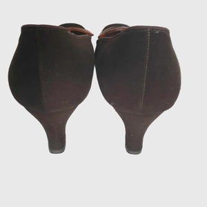 Vintage Vintage Chocolate brown suede pumps have squared off toes and large faux tortoiseshell (plastic) buckle trim. Mid height heels. Leather half lining, insoles and soles. Brand is Siranna by Westbrook - 1960s. Size Au/US 6C