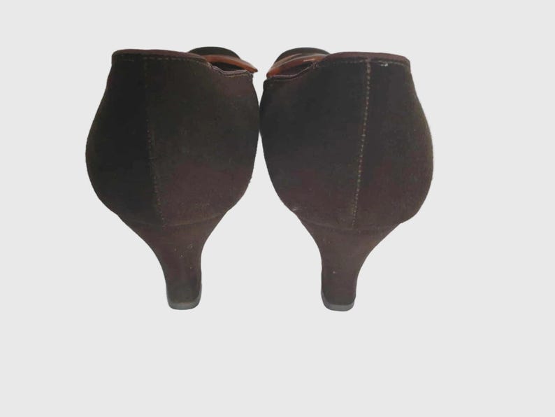 Vintage Vintage Chocolate brown suede pumps have squared off toes and large faux tortoiseshell (plastic) buckle trim. Mid height heels. Leather half lining, insoles and soles. Brand is Siranna by Westbrook - 1960s. Size Au/US 6C