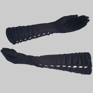 Långa svarta handskar med samlade titthål på sidorna - Goth Gloves