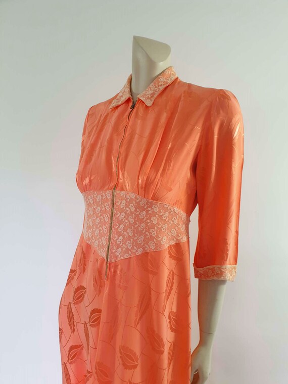 1940s Peach Damask Zip Front House Coat or Robe -… - image 3