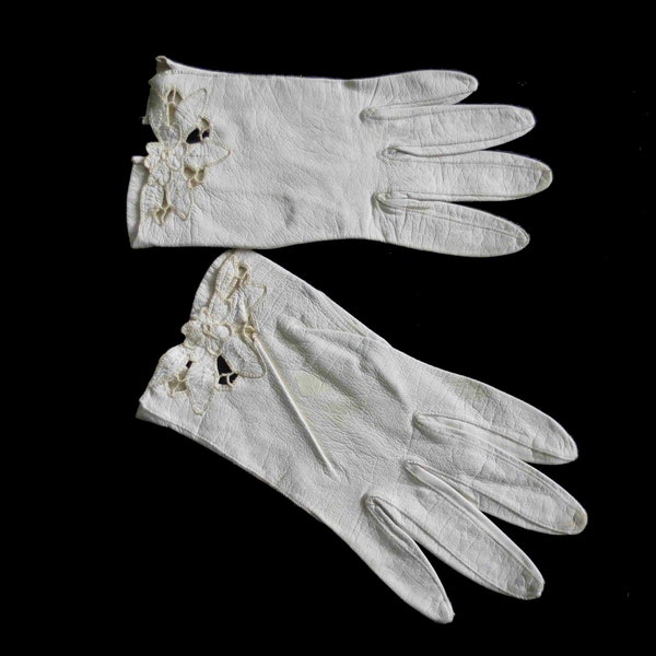 Short Ivory Leather Gloves With Embroidered Cutwork Wrists - 1950s