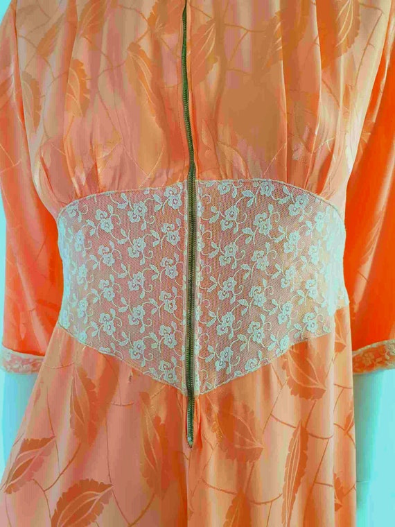 1940s Peach Damask Zip Front House Coat or Robe -… - image 6