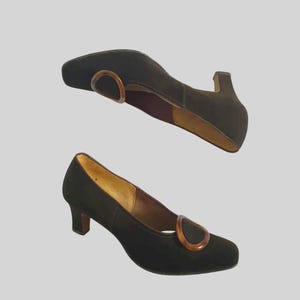 Vintage Vintage Chocolate brown suede pumps have squared off toes and large faux tortoiseshell (plastic) buckle trim. Mid height heels. Leather half lining, insoles and soles. Brand is Siranna by Westbrook - 1960s. Size Au/US 6C