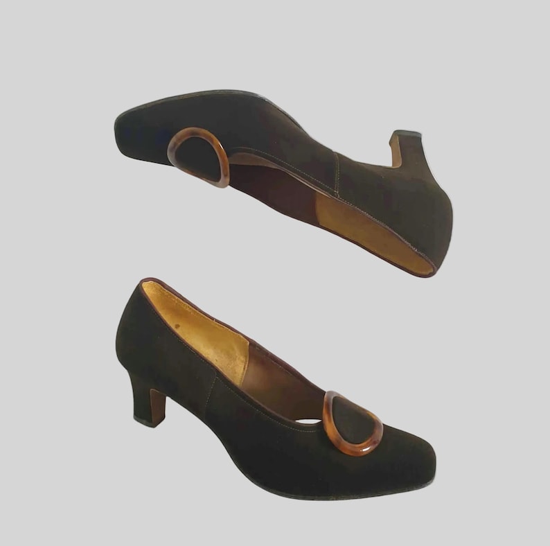 Vintage Vintage Chocolate brown suede pumps have squared off toes and large faux tortoiseshell (plastic) buckle trim. Mid height heels. Leather half lining, insoles and soles. Brand is Siranna by Westbrook - 1960s. Size Au/US 6C