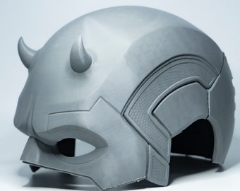 Könnte beinhalten: Eine graue, im 3D-Druck hergestellte Daredevil-Maske mit Hörnern und einem detaillierten Design.