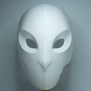 Op de afbeelding: Een wit uilenmasker met grote oogopeningen en een puntige snavel. Het masker is gemaakt van een glad, stevig materiaal en is ontworpen om op het gezicht te passen. Ideaal voor cosplay of kostuumfeesten.