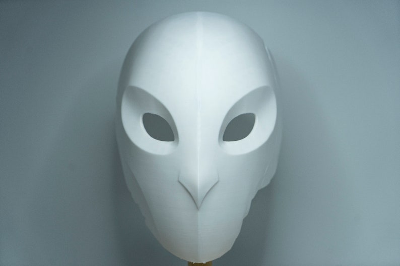 Op de afbeelding: Een wit uilenmasker met grote oogopeningen en een puntige snavel. Het masker is gemaakt van een glad, stevig materiaal en is ontworpen om op het gezicht te passen. Ideaal voor cosplay of kostuumfeesten.