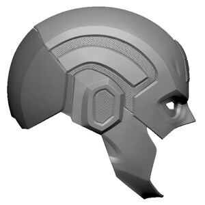 Op de afbeelding: Een grijze, futuristische helm met een getextureerd paneel op de kruin en geometrische details. De helm heeft een viziergedeelte en een kinbeschermer, wat wijst op een ontwerp voor bescherming of cosplay.