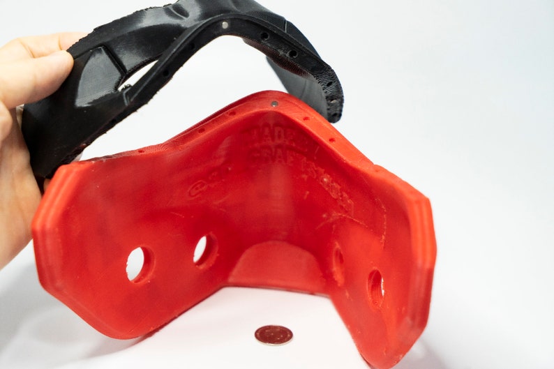 Peut inclure: Rembourrage de casque imprim&eacute; en 3D rouge et noir avec le texte "HEAD SAFETY" imprim&eacute; &agrave; l'int&eacute;rieur. Le rembourrage est con&ccedil;u pour s'adapter &agrave; l'int&eacute;rieur d'un casque.