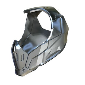 Puede incluir: Un casco futurista plateado con una visera y un dise&ntilde;o geom&eacute;trico. El casco tiene una gran abertura para la cabeza y una abertura m&aacute;s peque&ntilde;a para la cara.