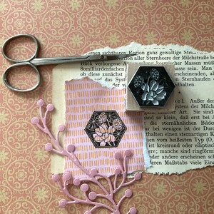 STEMPEL "Blume des Monats Juli - Lotos" - Gr. L