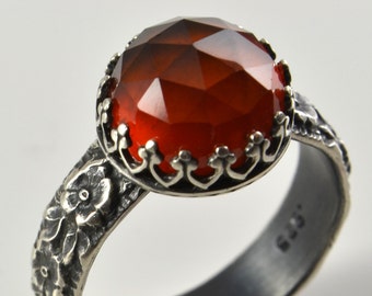Anello con granato essonite: fascia floreale in argento sterling, pietra portafortuna di gennaio