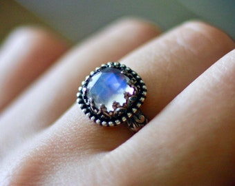 Anello con pietra di luna sfaccettata: argento sterling, cuscino quadrato, blu flash