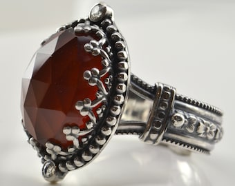 Anello con granato essonite: fascia floreale in argento sterling, pietra portafortuna di gennaio