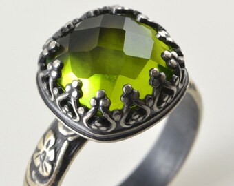 Anello in quarzo verde fatto a mano: fascia con foglia floreale in argento sterling